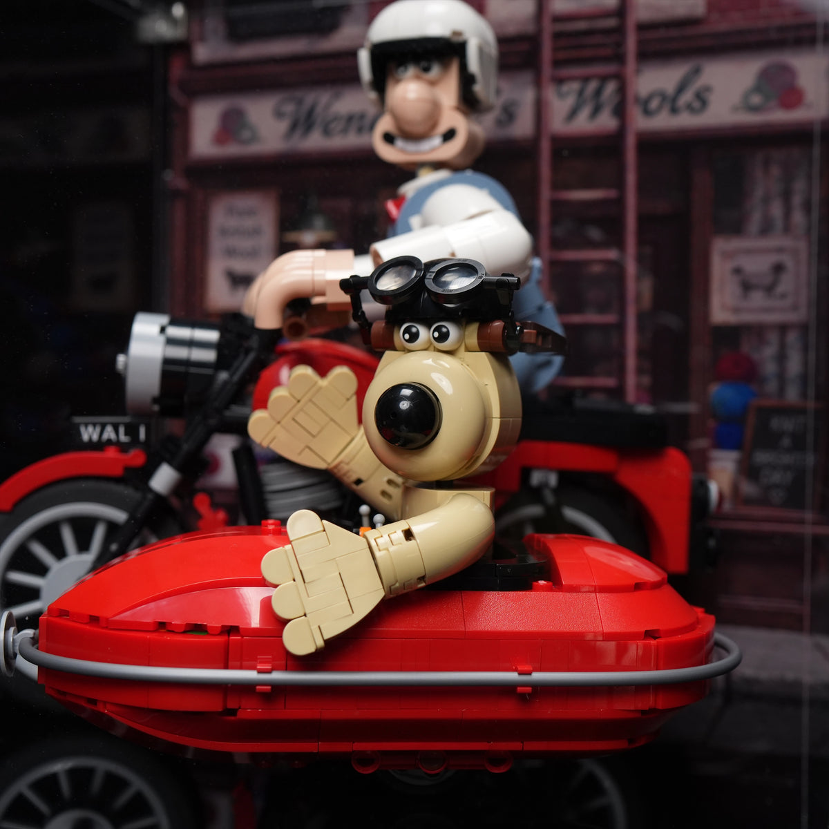 Wall mounted Display Case For LEGO® Ideas 21371 Wallace & Gromit