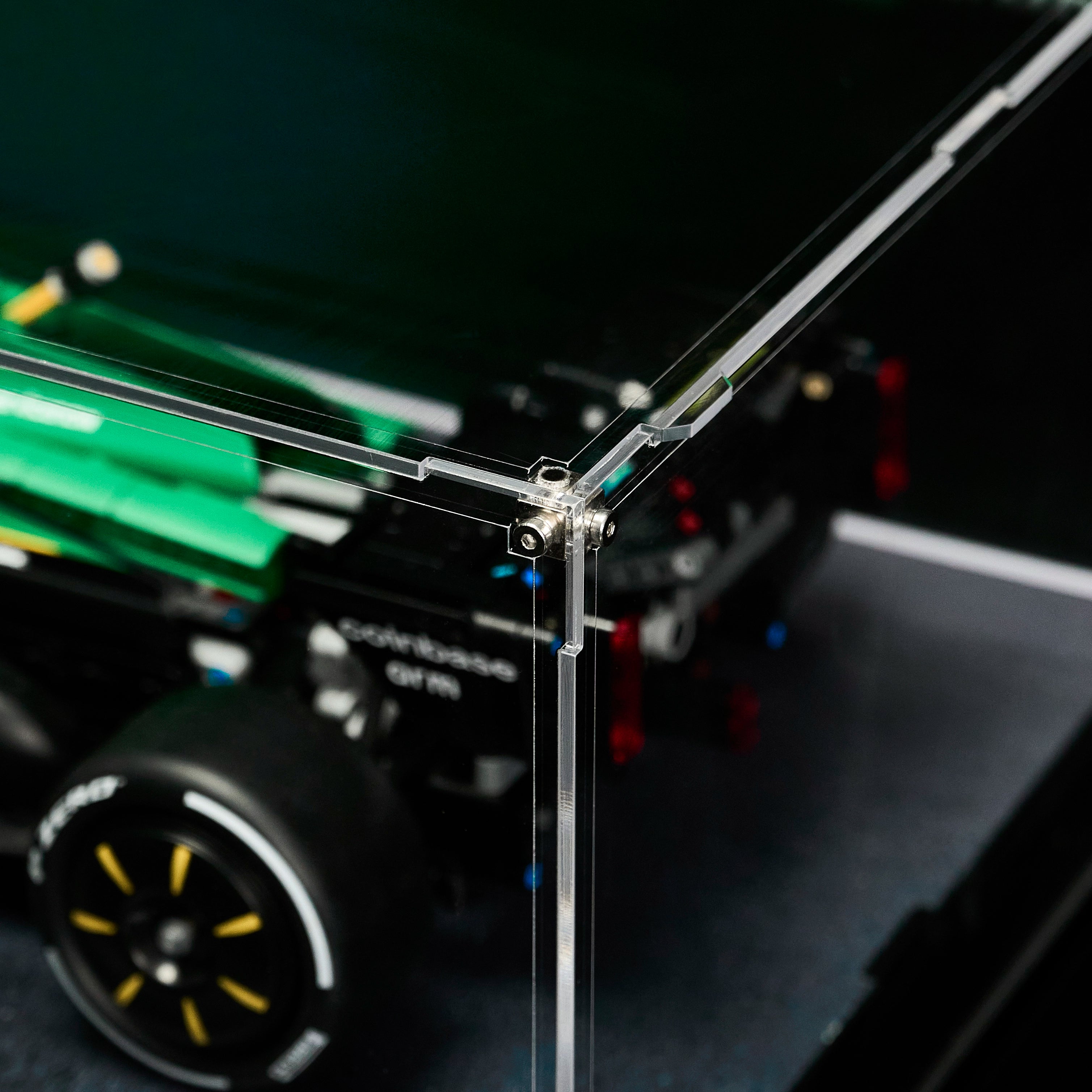 【PREMIUM】 Display Case For LEGO Technic™ 42240 Aston Martin Aramco AMR25 F1® Car