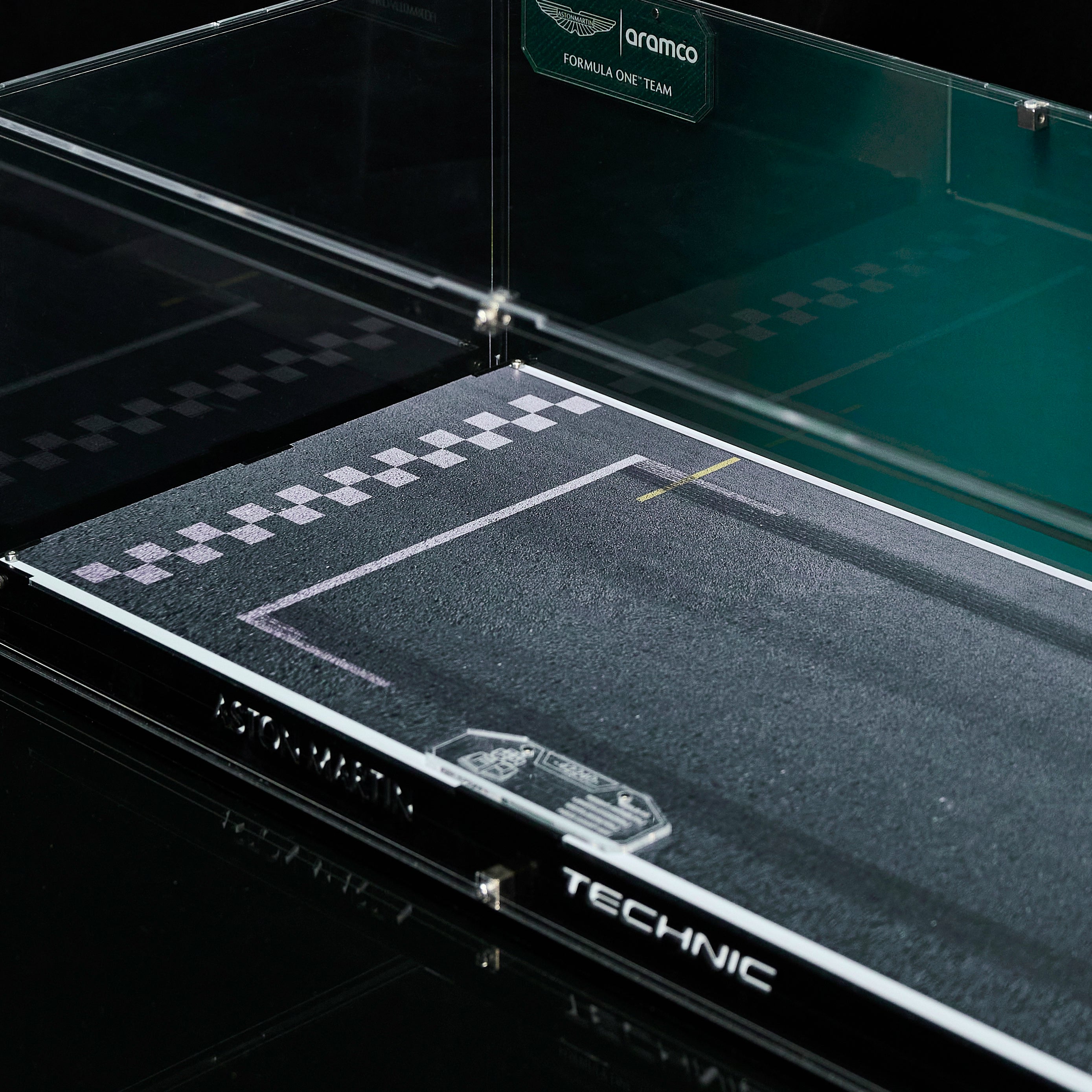 【PREMIUM】 Display Case For LEGO Technic™ 42240 Aston Martin Aramco AMR25 F1® Car