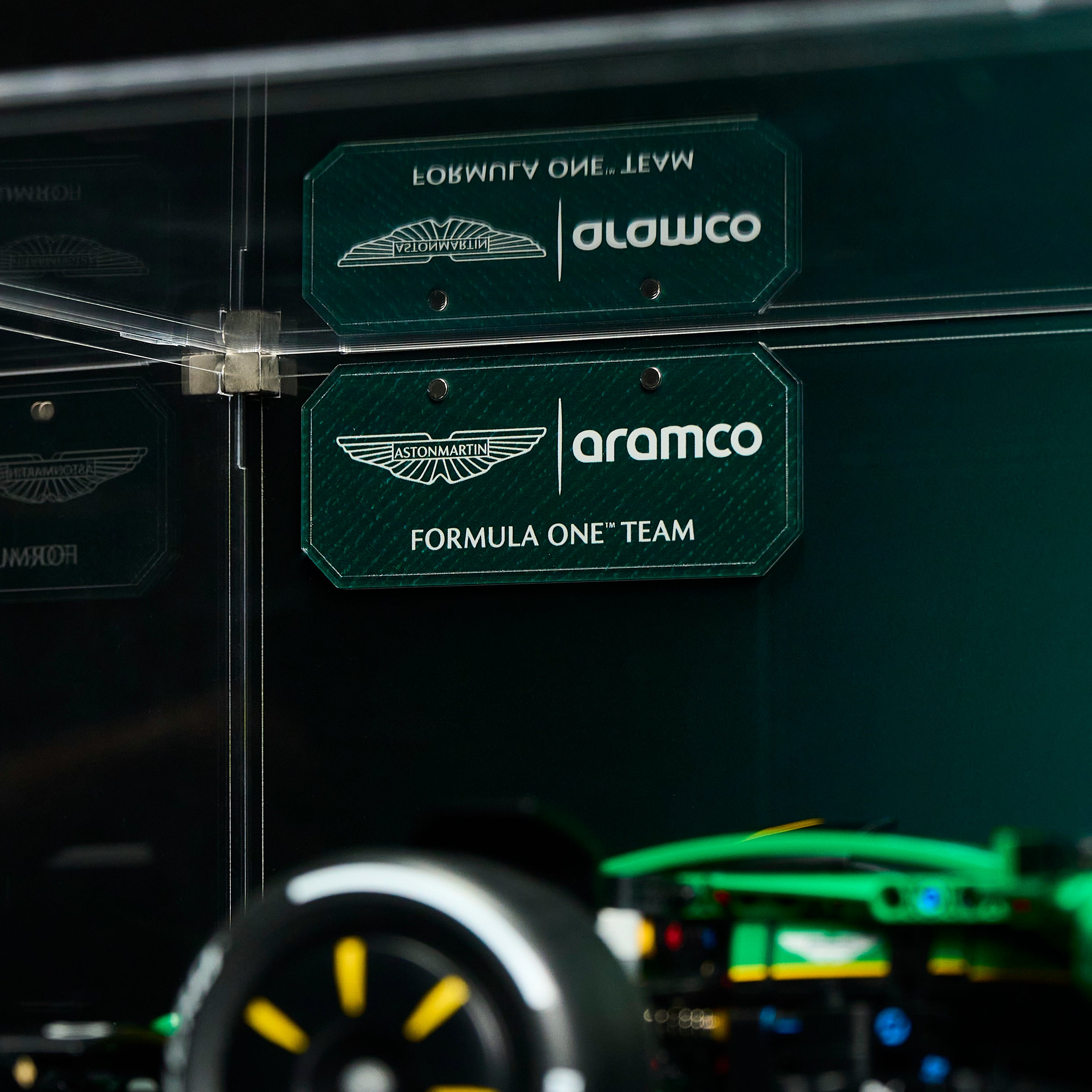 【PREMIUM】 Display Case For LEGO Technic™ 42240 Aston Martin Aramco AMR25 F1® Car