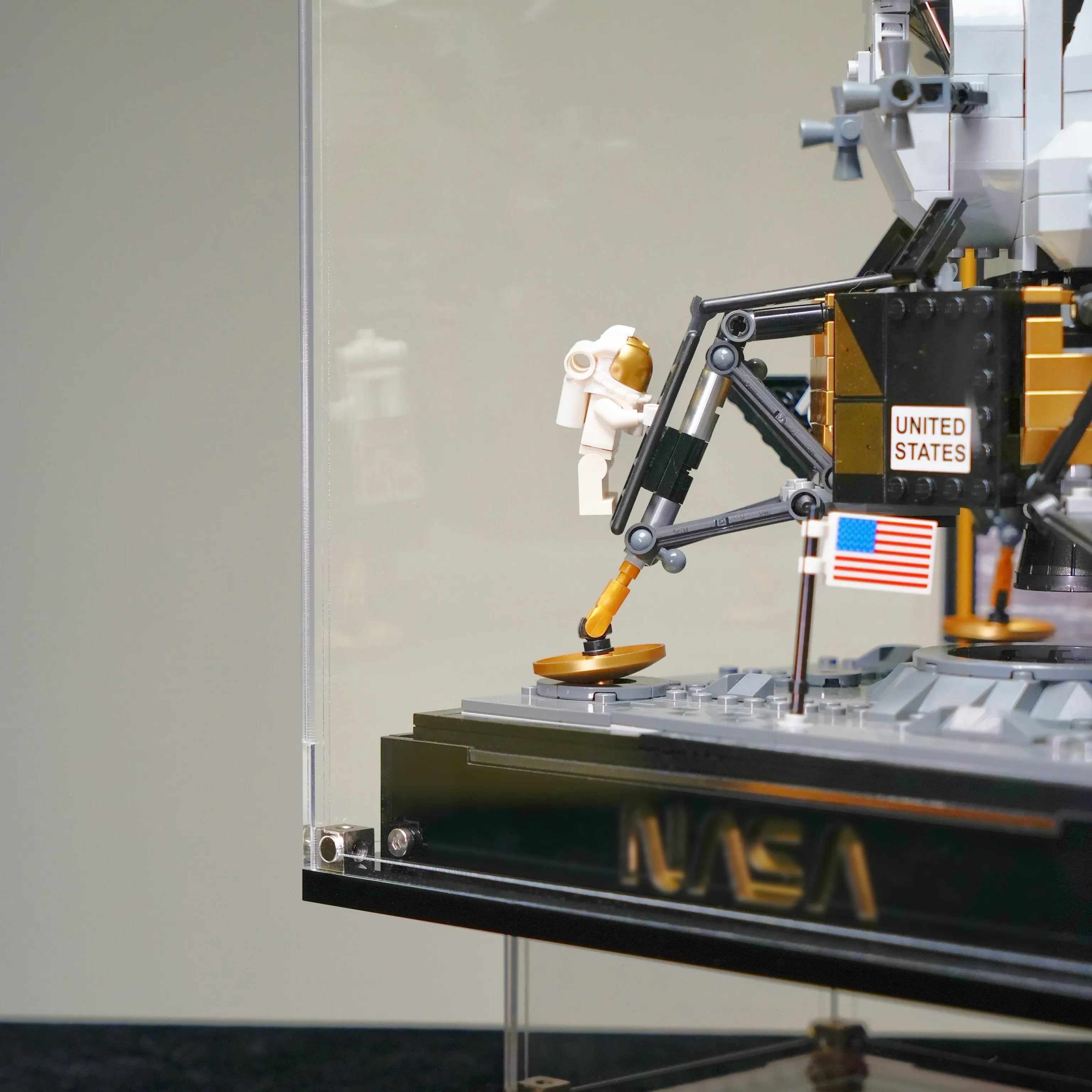 【PREMIUM】Ultra Display Case for LEGO® 10266 NASA Apollo 11 Lunar Lander