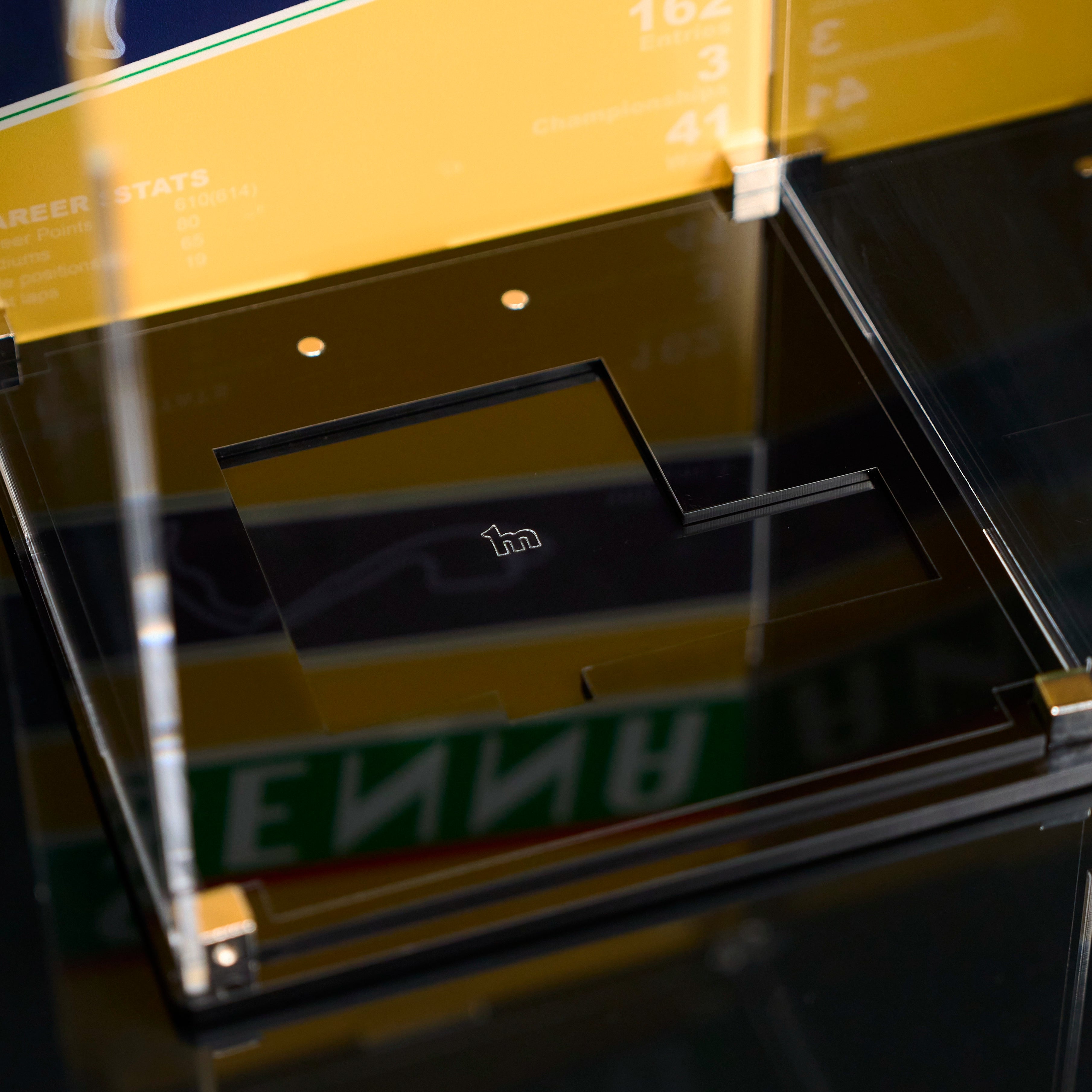 【Free Sticker Included】Wall mounted Display Case For LEGO® Editions F1 43024 Ayrton Senna’s Helmet