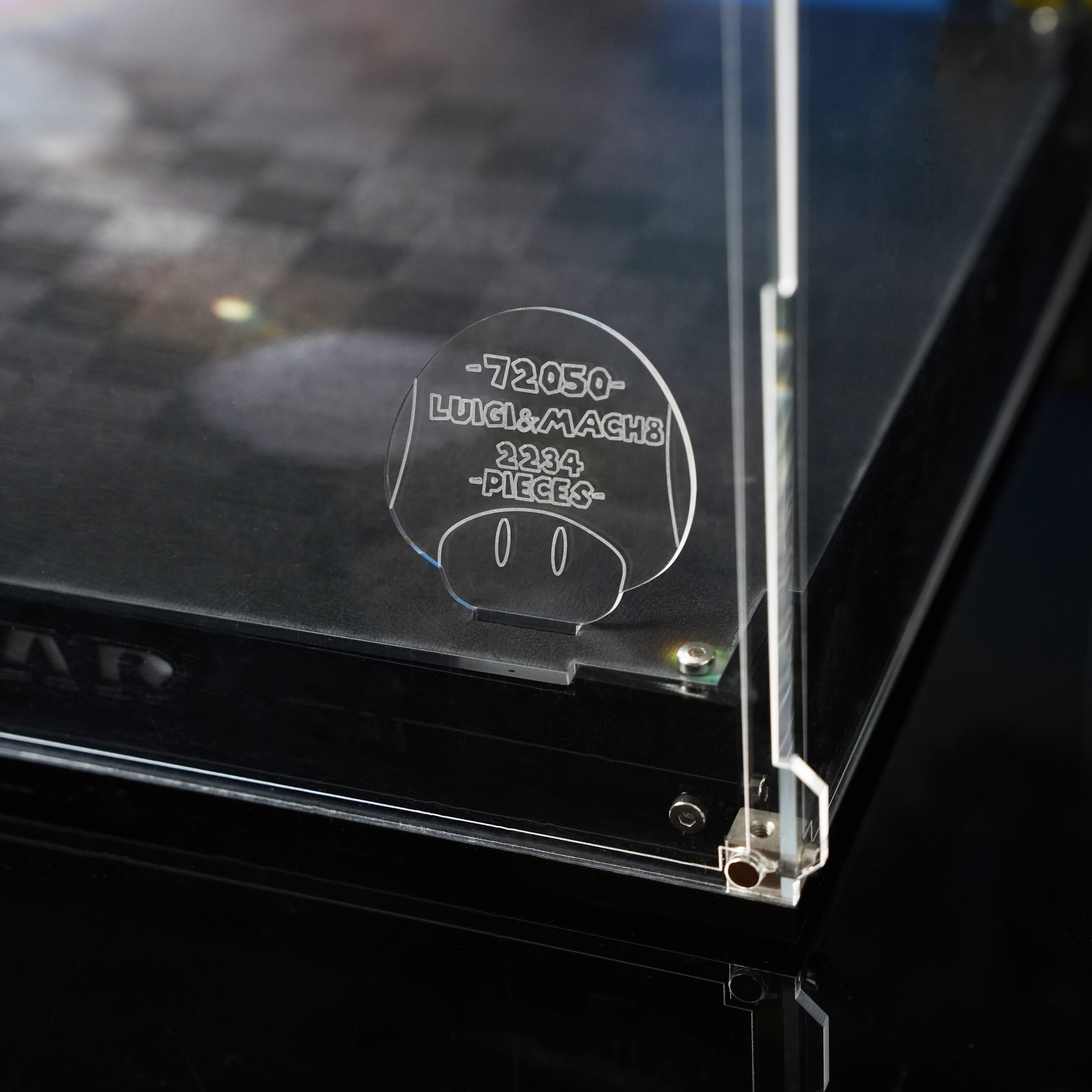 【PREMIUM】Display Case for LEGO® Super Mario™  72050 Mario Kart™ – Luigi & Mach 8