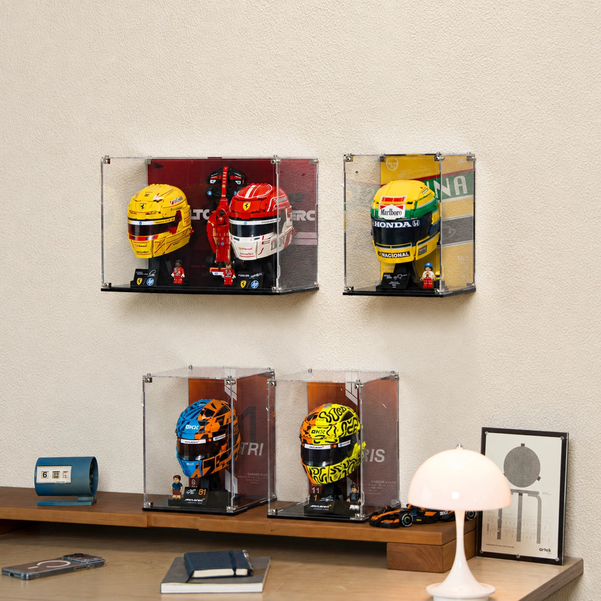 Wandvitrine für LEGO®-Editionen mit F1-Helmen