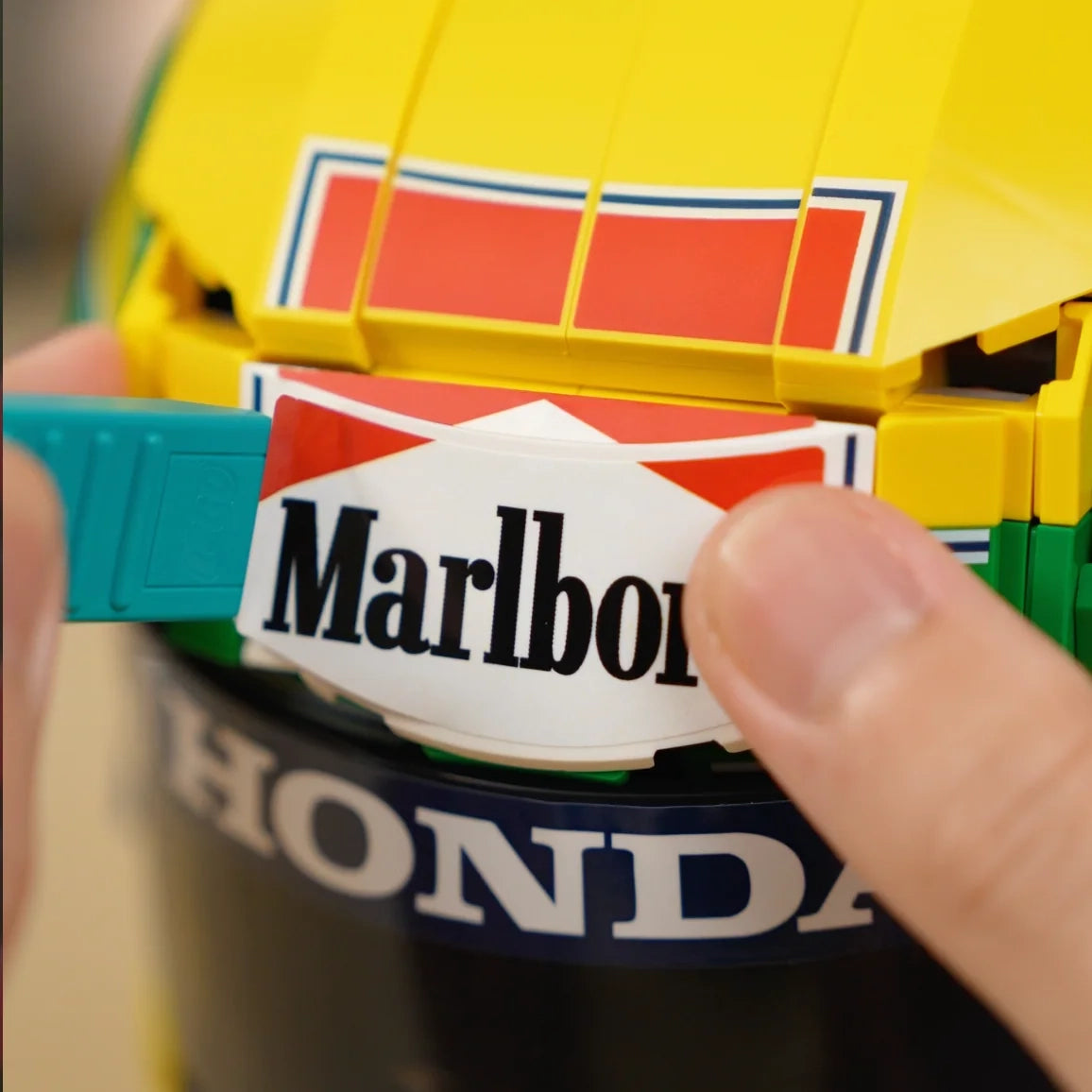 【Begrenzter Zeitraum: Kostenloser Aufkleber inklusive】Wandmontierte Vitrine für LEGO®-Editionen F1 43024 Ayrton Sennas Helm